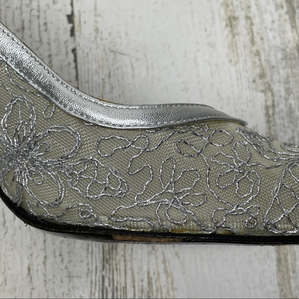 Stuart Weitzman silver mesh lace heels 7.5M (fits like 7) - Picture 7 of 13